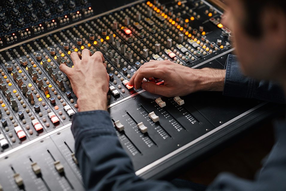 Más allá del escenario: por qué los ingenieros de audio merecen el spotlight en la música